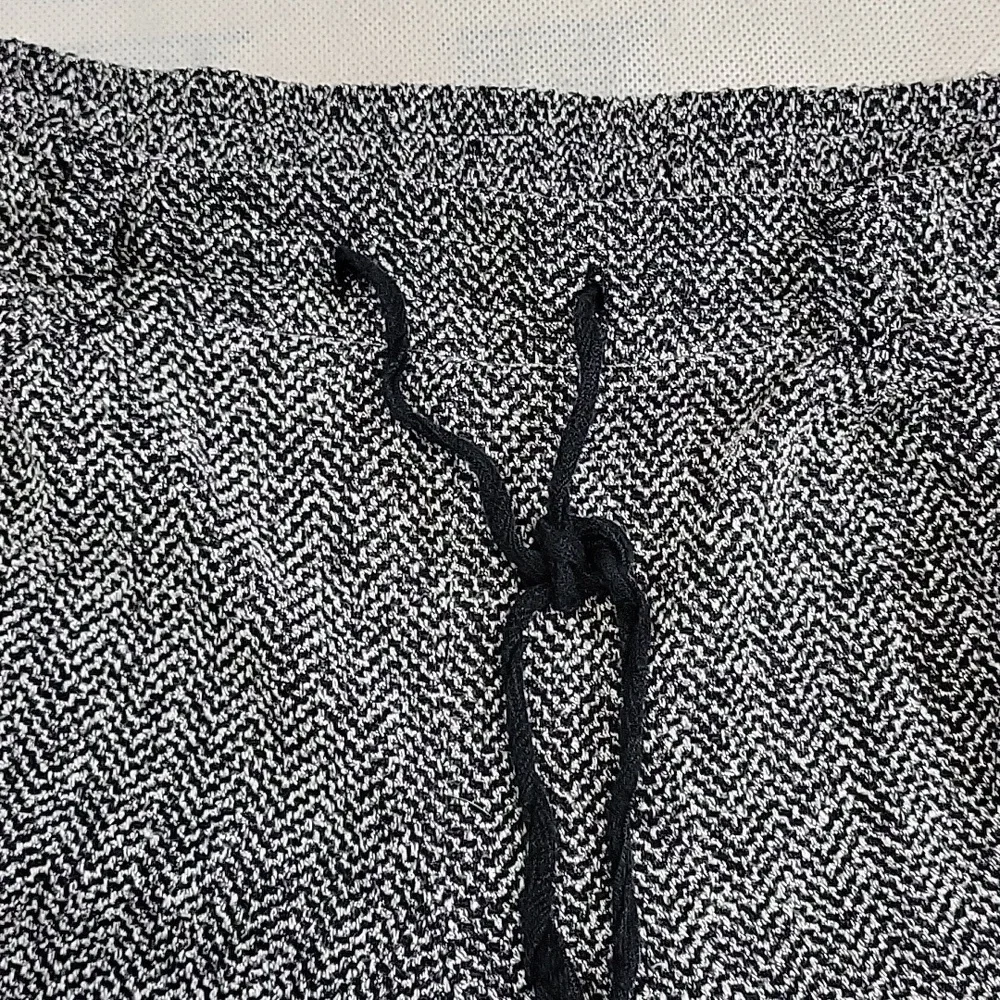 Old Navy Gray and White Pattern Drawstring Shorts Belt Loops and Front Pockets M